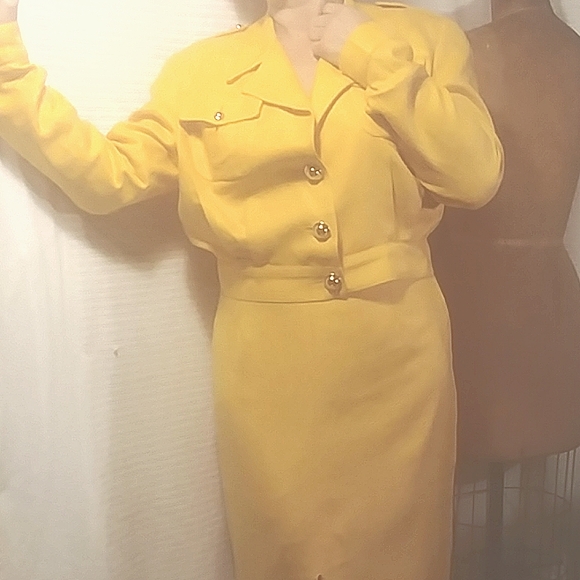 SHOULDER PADS- did Joan Crawford wear this? Not in this color - Picture 7 of 11